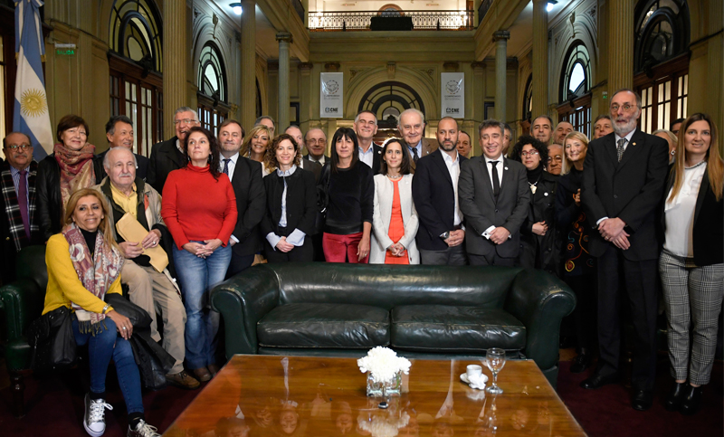 Partidos políticos, medios y empresas firmaron «compromiso ético digital»