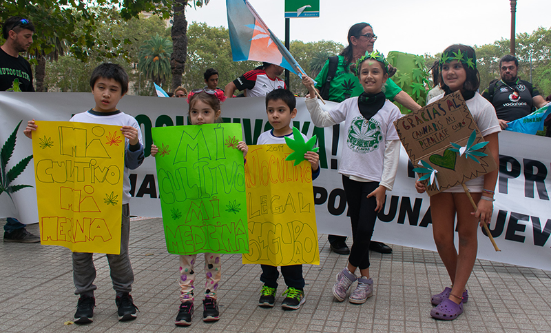 Multitudinario encuentro por la legalización de la marihuana en Rosario