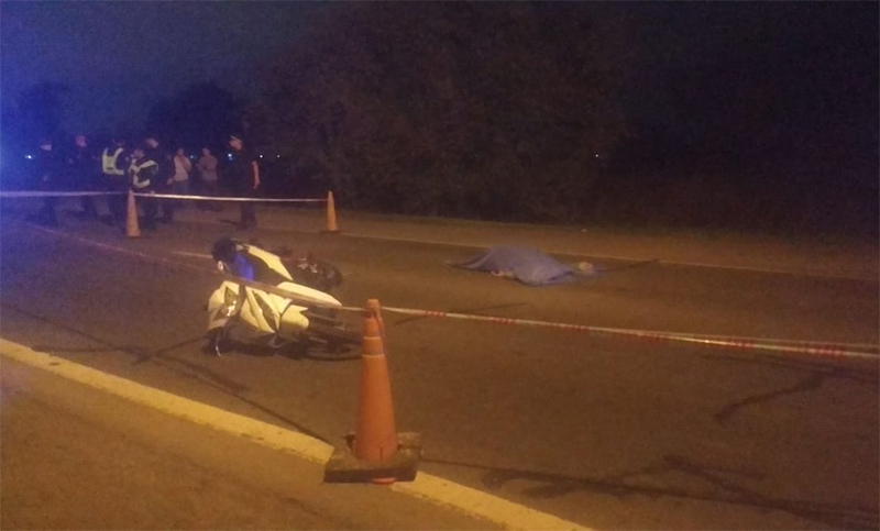 Motociclista murió tras chocar con un auto y ser arrollado por otro