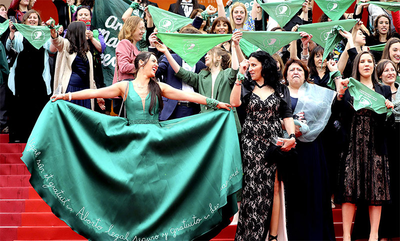 La «Ola verde» a favor del aborto legal en Argentina, en la alfombra roja de Cannes