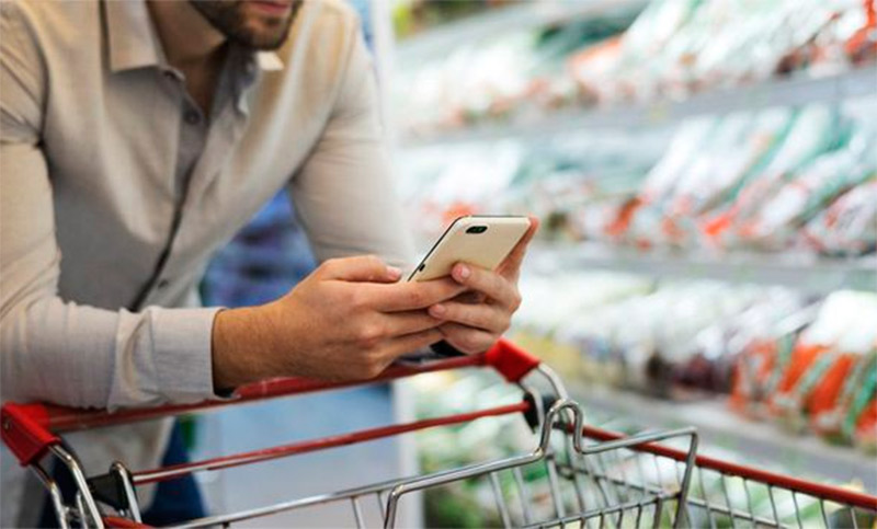 Por la crisis, la clase media multiplicó por 10 el uso de las apps para comparar precios