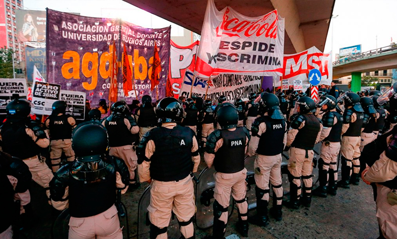 Gas pimienta y balas de goma a manifestantes en Puente Pueyrredón