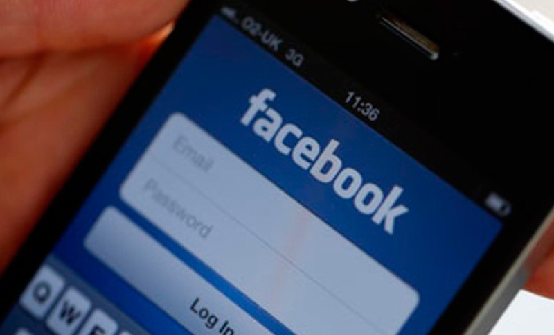 Le robaron el teléfono, lo encontró en el Facebook y detuvieron a los ladrones