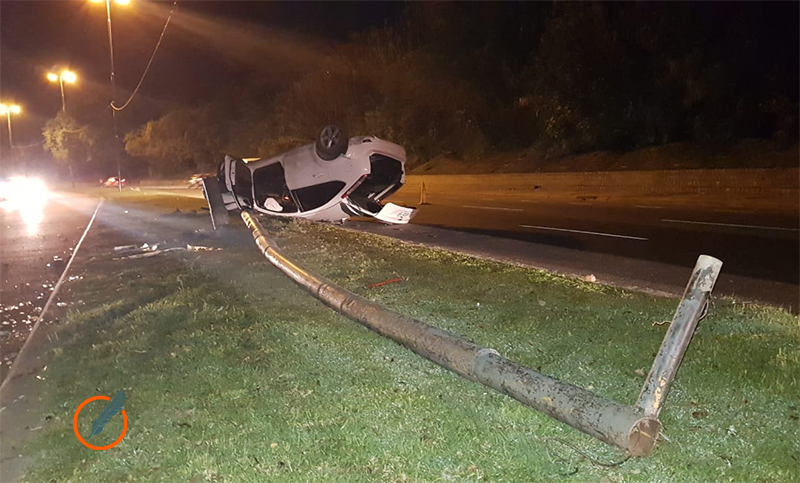 Una persona herida tras el vuelco de un auto en avenida Belgrano