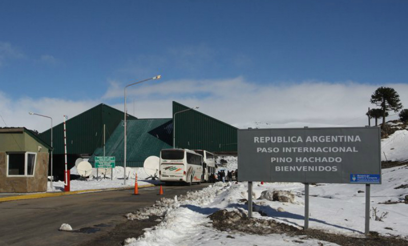 Por nevadas y viento blanco cierran otro paso fronterizo