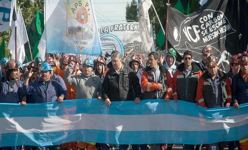 Trabajadores del carbón marcharon en Santa Cruz en memoria de los fallecidos en la Río Turbio