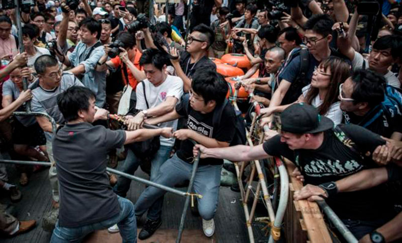 Rechazo masivo a ley de extradición a China sume a Hong Kong en una violenta jornada de protesta