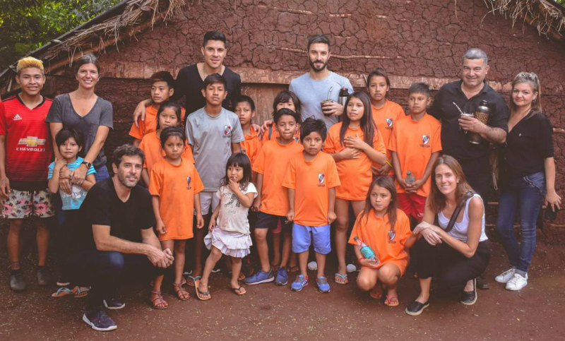 Jugadores de River visitaron una comunidad guaraní en Misiones