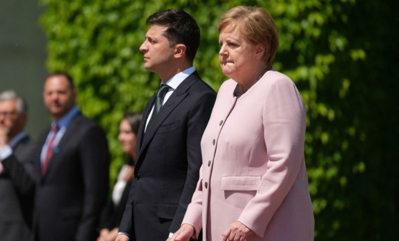 Merkel sufrió fuertes temblores durante la recepción al presidente ucraniano