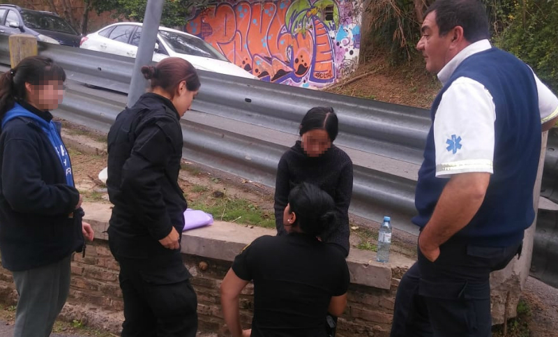 Así rescataban a una mujer que intentó arrojarse al río