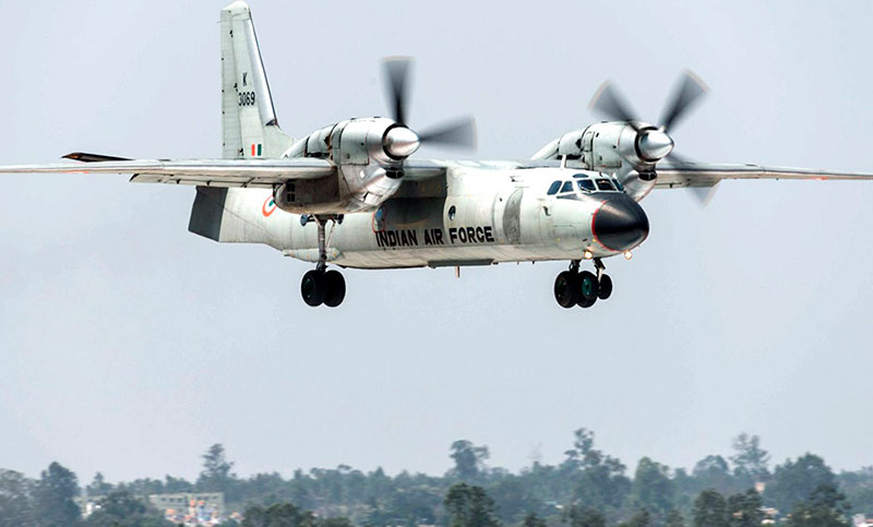 Un avión militar con 13 personas a bordo desaparece en la India