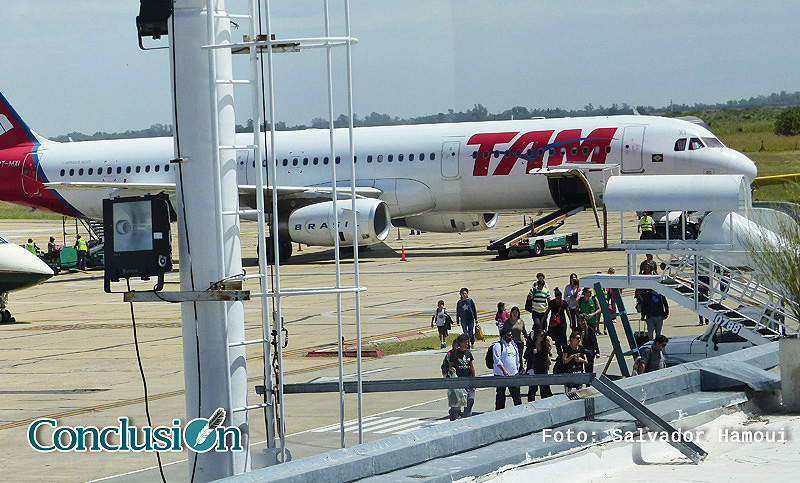Los controladores aéreos continúarán este martes con la medida de fuerza