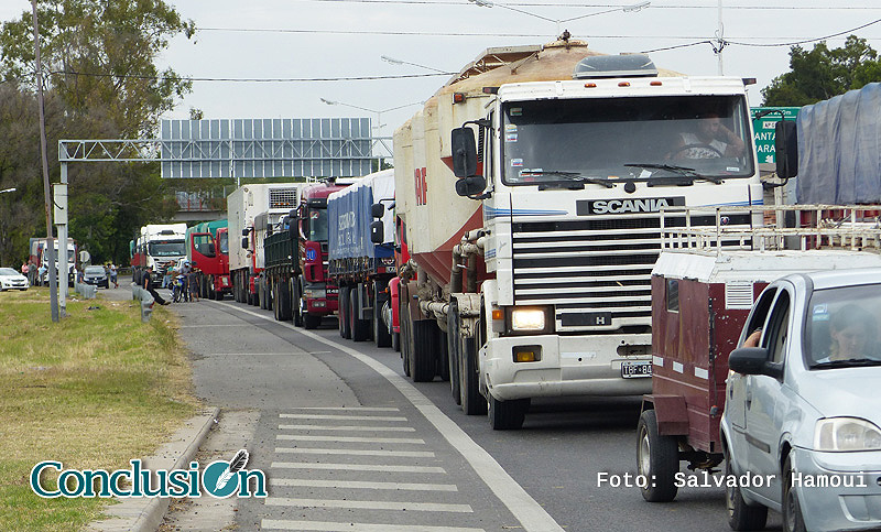 Los empresarios del transporte contestaron: “La logística es cara por los impuestos, no por el sueldo de los choferes”