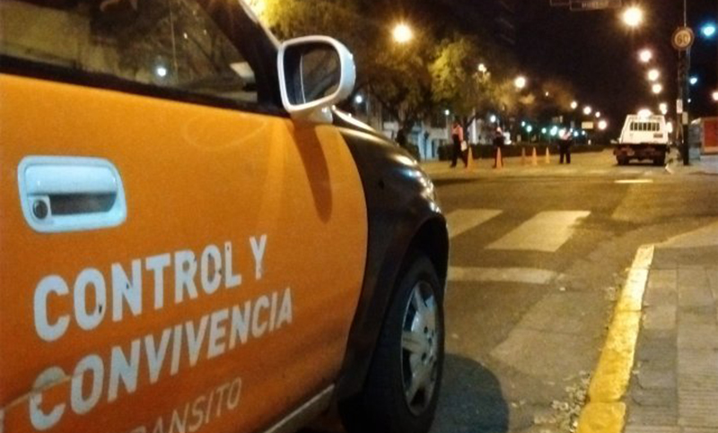 Un conductor intentó evadir un control que resultó en alcoholemia y lo pescó sin papeles