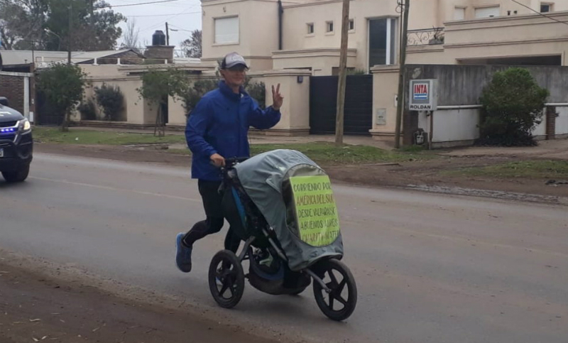 Atleta ruso que corre con un coche de bebé pasó por la zona de Rosario