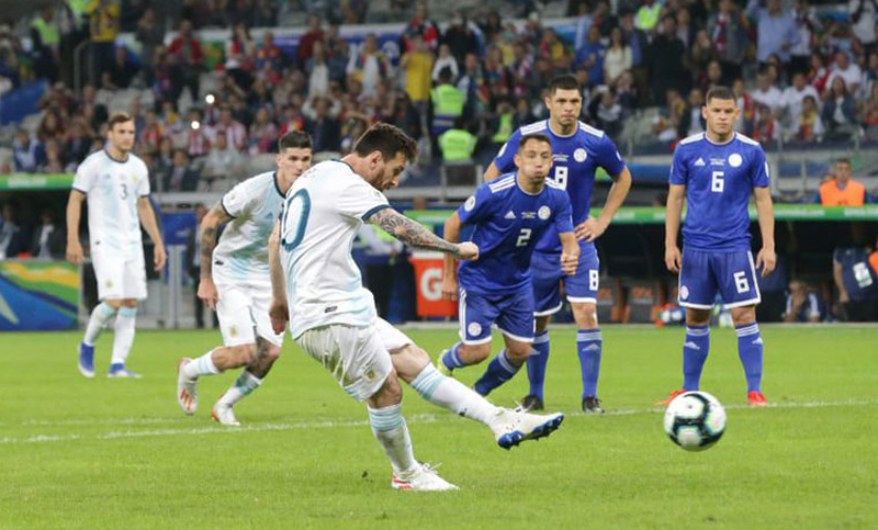 Argentina sumó gracias a Armani y profundizó sus problemas