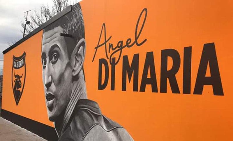 Di María en la nueva fachada del club Torito