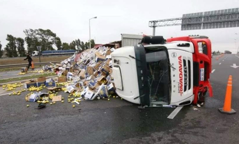 Un camión volcó con 30 toneladas de limones y la gente se llevó la mercadería