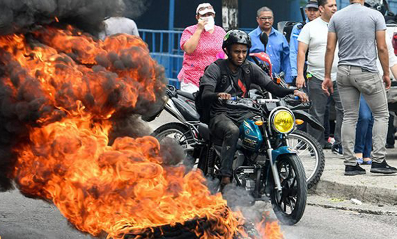 Tres asesinados por la represión en protestas contra el presidente Hernández