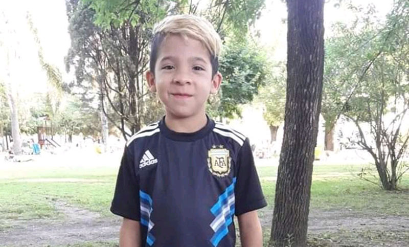 Tiene diez años, fue diagnosticado con problemas de crecimiento y el Estado no le envía la medicina
