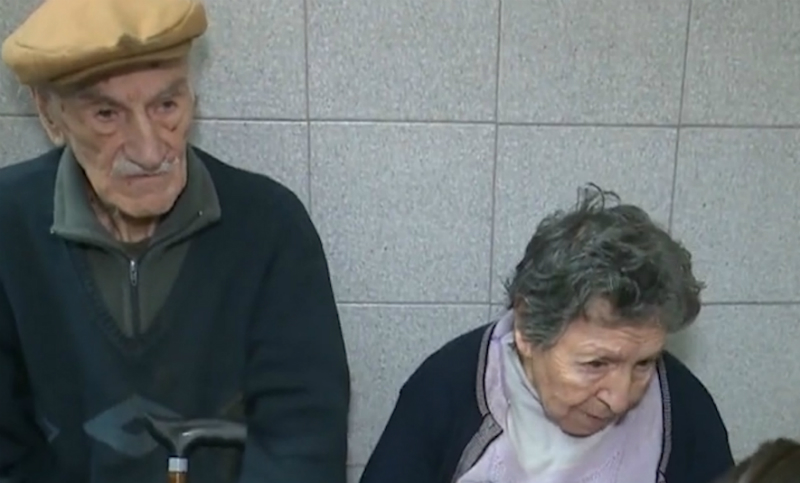 Más de 160 personas ofrecen vivienda a los ancianos abandonados en un bar