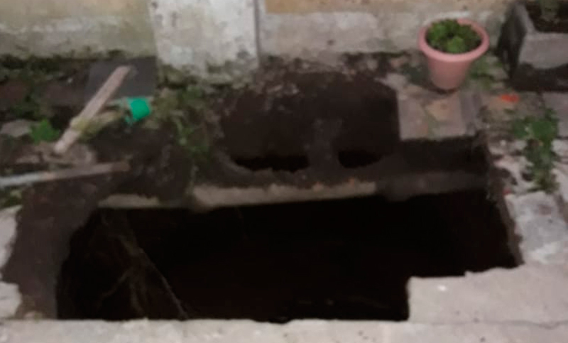Cayeron a un pozo ciego cuando se desmoronó el piso de la casa