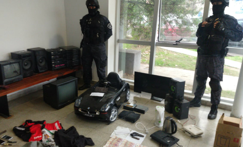 Allanamientos, secuestro de armas y detenidos por entraderas en Rosario