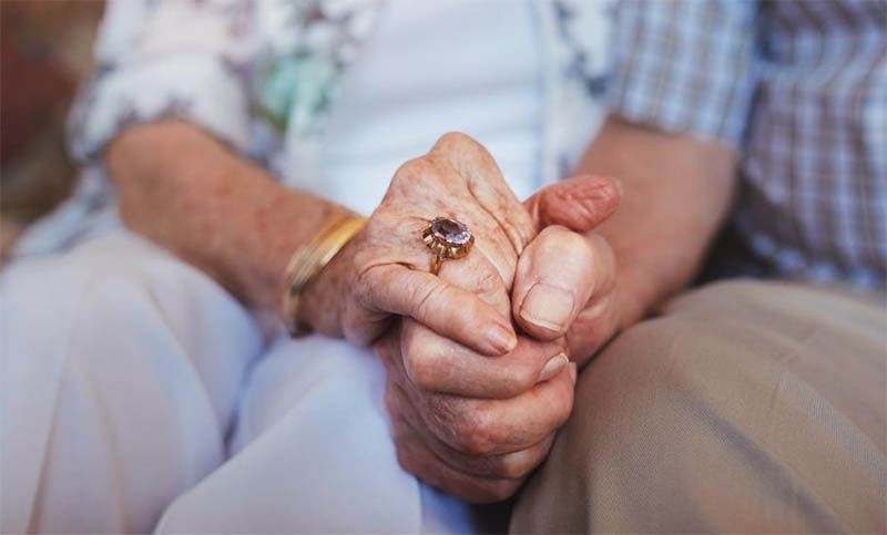 Una pareja de ancianos fue abandonada por su hijo en una bar del macrocentro