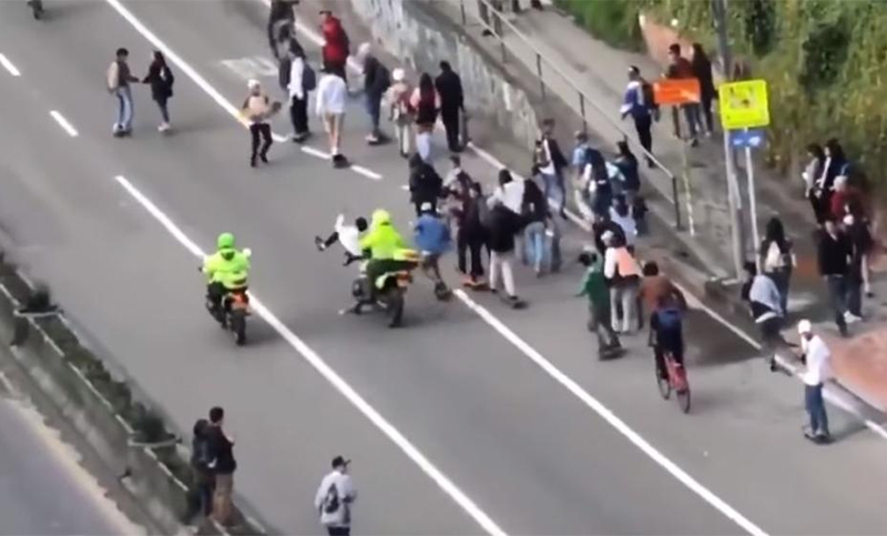Policías agredieron y atropellaron a personas en Bogotá en una celebración callejera