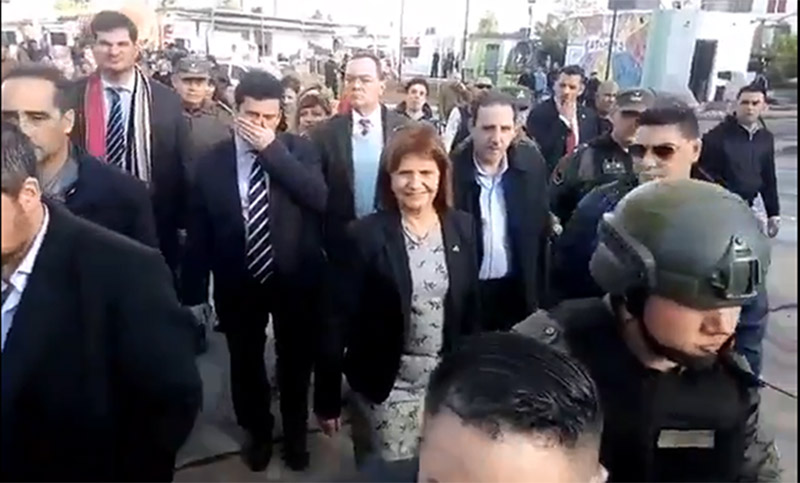 “Bullrich asesina, dejá de matar a los pibes”: vecinos escracharon a la ministra de Seguridad