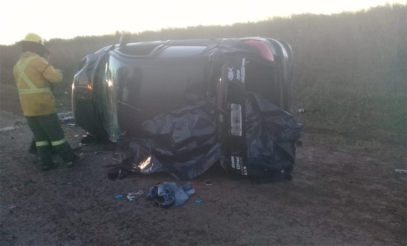Un hombre murió tras el vuelco de su auto en un camino rural