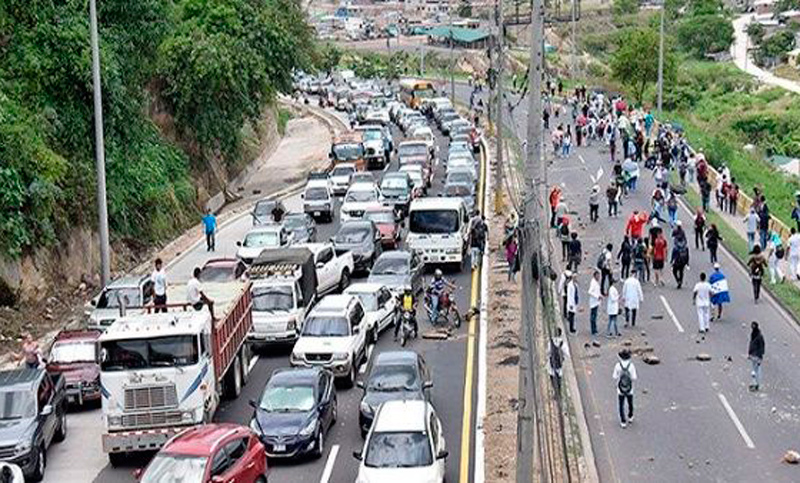 Honduras: profesionales toman carreteras en medio de protestas