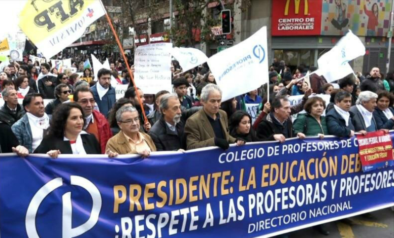 Docentes chilenos reclaman más recursos y en contra de la “privatización”