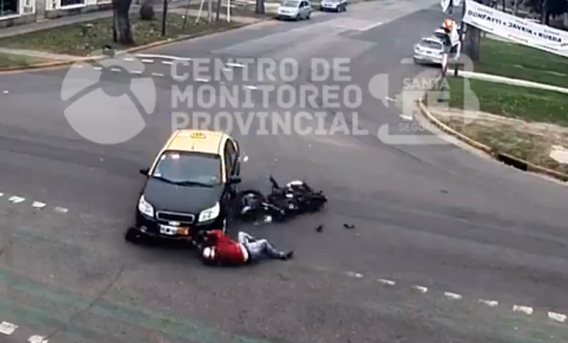 Impresionante: volcó con la moto y terminó chocando contra un taxi