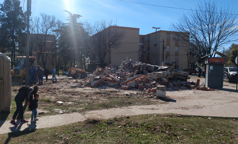 Demolieron la ex comisaría en Rucci: vecinos desolados aguardan por una “panchera”