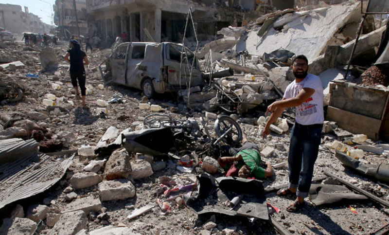 Al menos 19 muertos por un bombardeo ruso en un mercado en el norte de Siria
