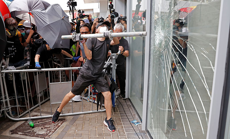 Manifestantes irrumpen en el Parlamento de Hong Kong en el aniversario del traspaso a China