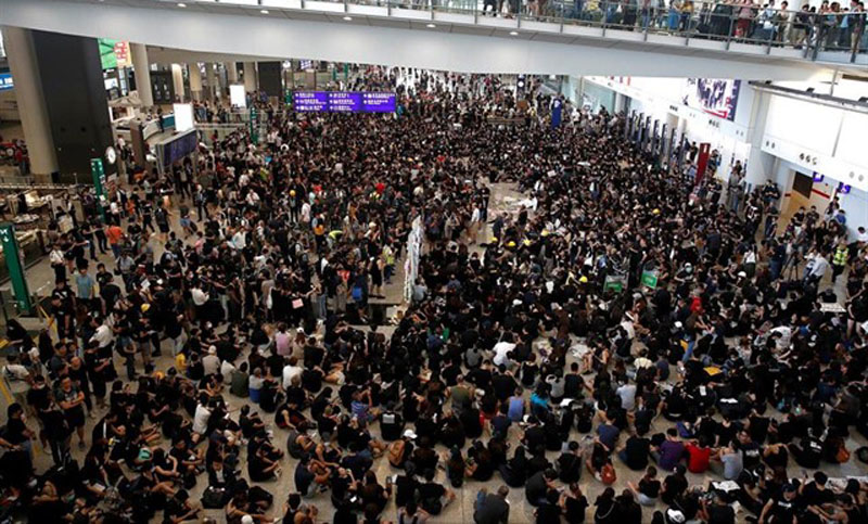 Manifestación en el aeropuerto de Hong Kong para «educar» a los visitantes