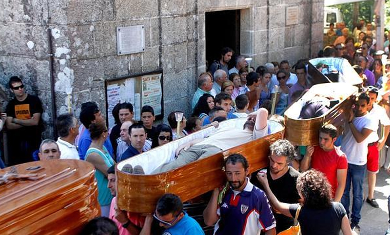 Personas que esquivaron a la muerte desfilan en ataúdes