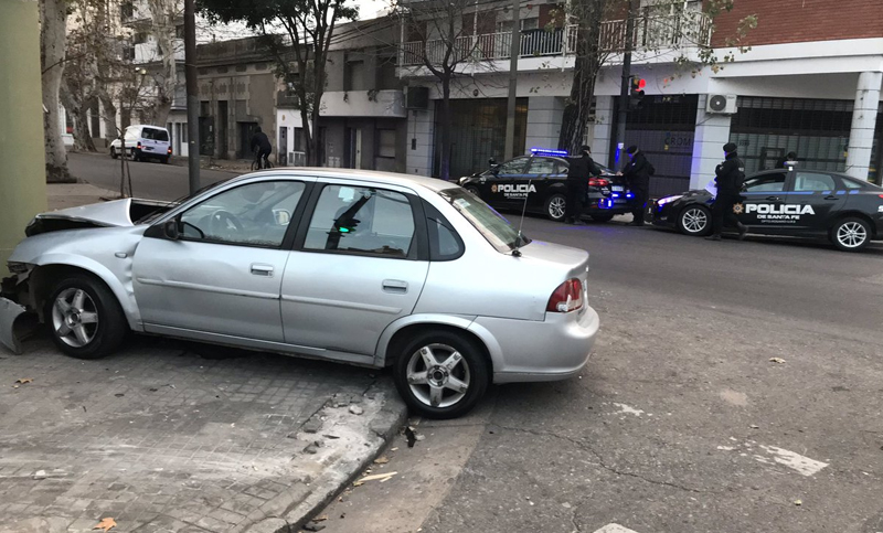 Un remisero pasó el semáforo en rojo a gran velocidad y chocó contra un auto