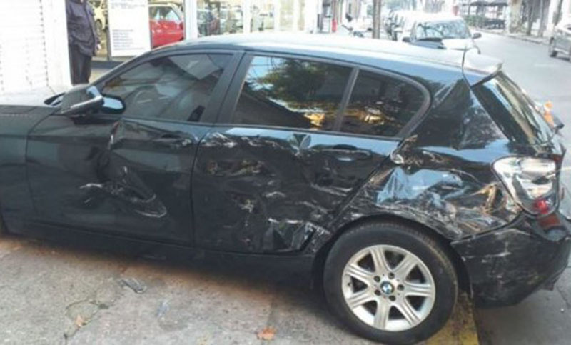 Encontró a su novio con otra en un bar y le chocó varias veces el auto 