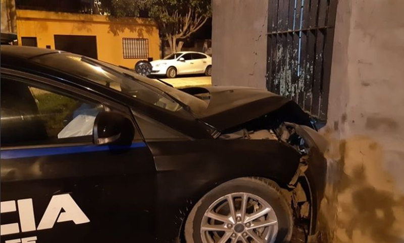 Un patrullero impactó contra una vivienda en zona sur 
