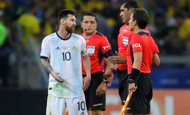 Messi: «Zambrano nos faltó el respeto con su arbitraje»