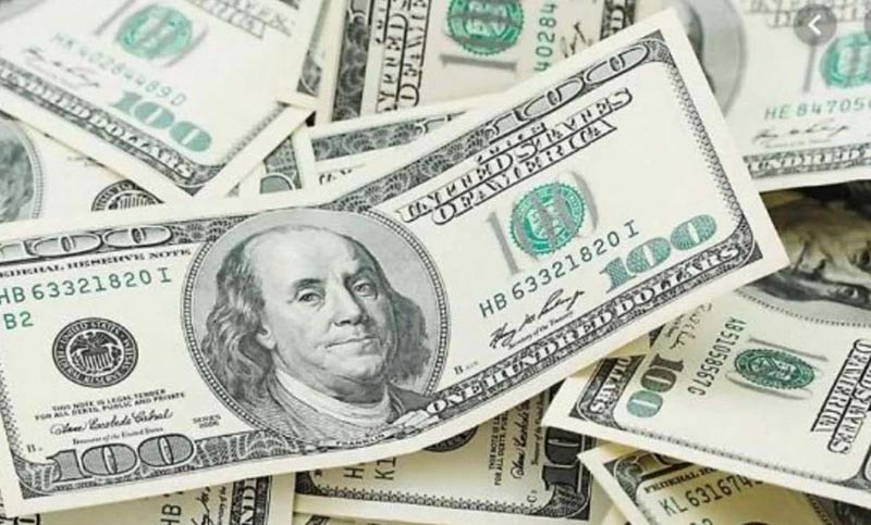 El dólar cerró por encima de los $44 y toma temperatura en la previa electoral