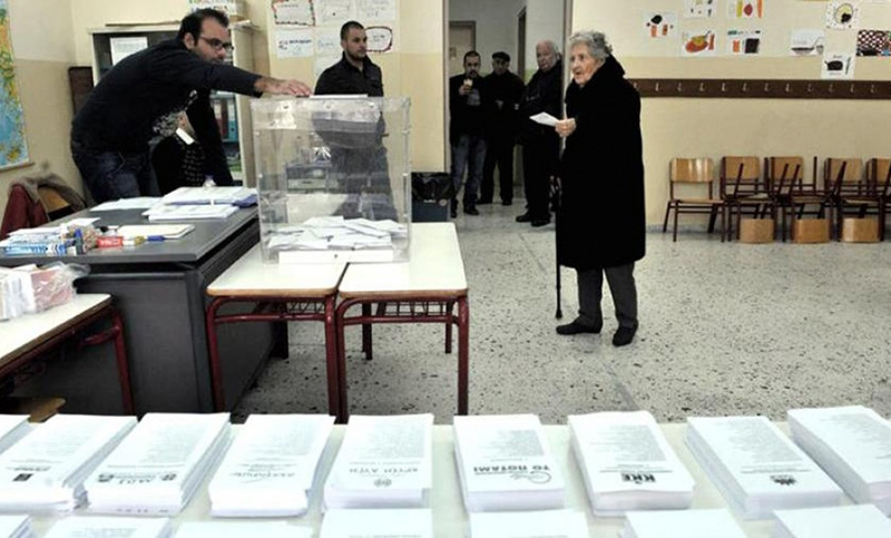 Los griegos eligen autoridades en unos comicios que tienen a la derecha como favorita