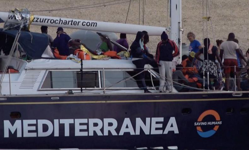 Italia confiscó el barco de una ONG que desembarcó a 41 náufragos sin permiso