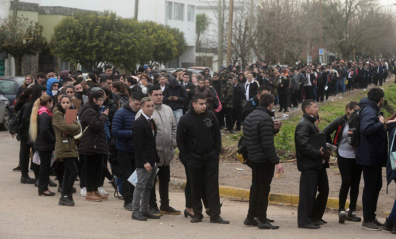 Casi un kilómetro de cola para conseguir trabajo como guardiacárceles 