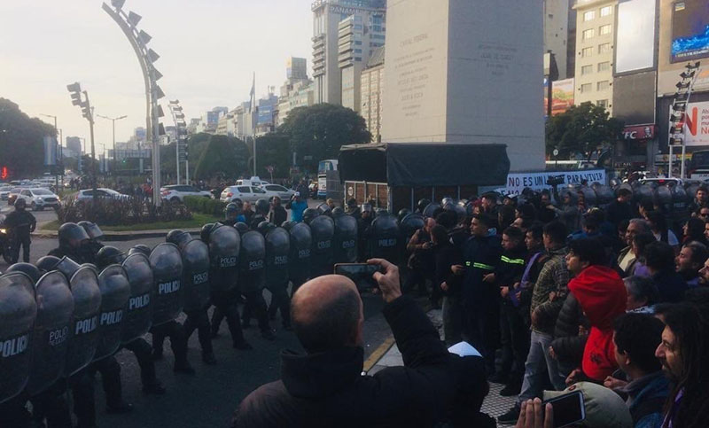 La policía impidió la instalación de una protesta social en el obelisco y detuvo a dos personas