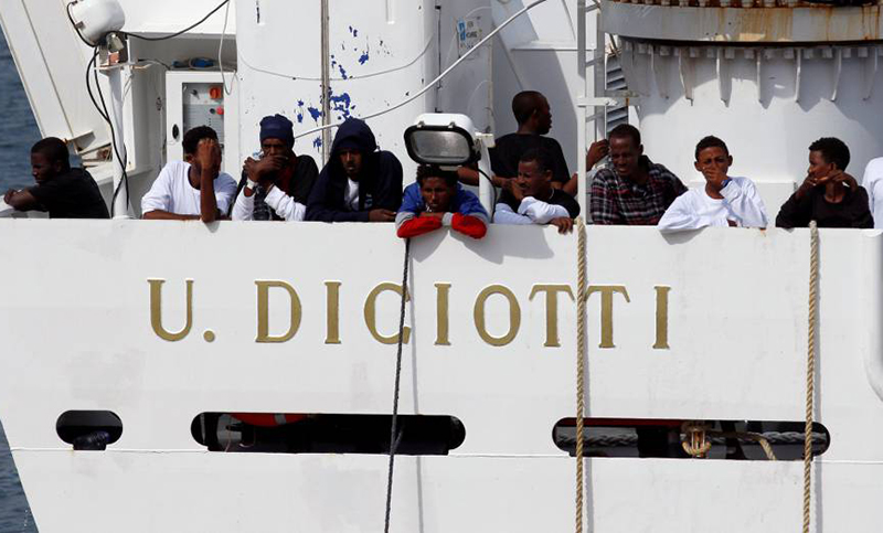 Italia custodiará sus puertos con barcos militares para bloquear a los inmigrantes