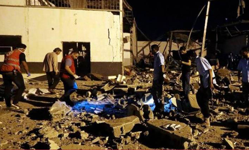 Más de 40 migrantes muertos en un bombardeo contra un centro de detención en Libia